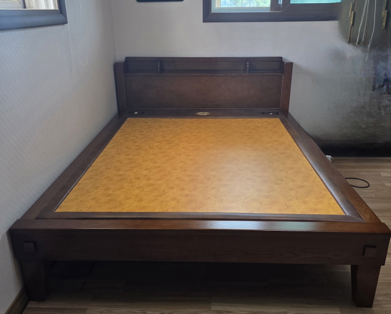 가죽 프레임에서 엔틱 프레임으로 교체 가죽 프레임에서 엔틱 프레임으로 교체