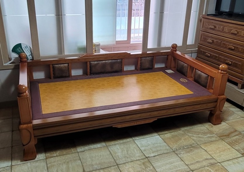 안방에 깔끔한 평상침대